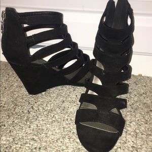 Black wedges